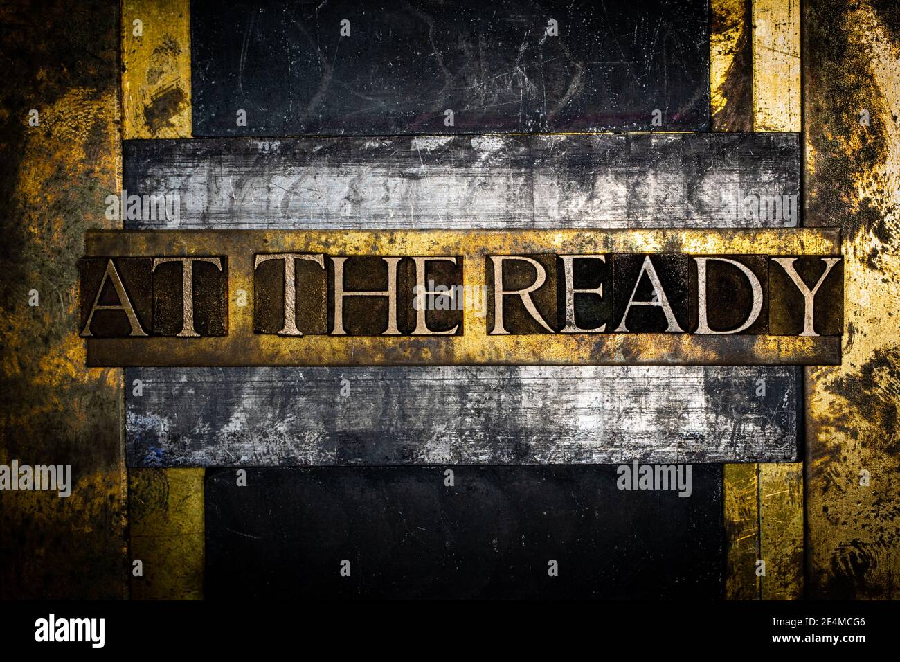 Bei der Ready Text auf Grunge texturierte authentische Kupfer und Goldfarbener Hintergrund Stockfoto
