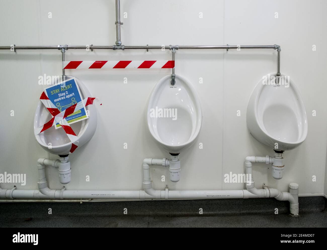Covid herrscht in einem öffentlichen Urinal Stockfoto
