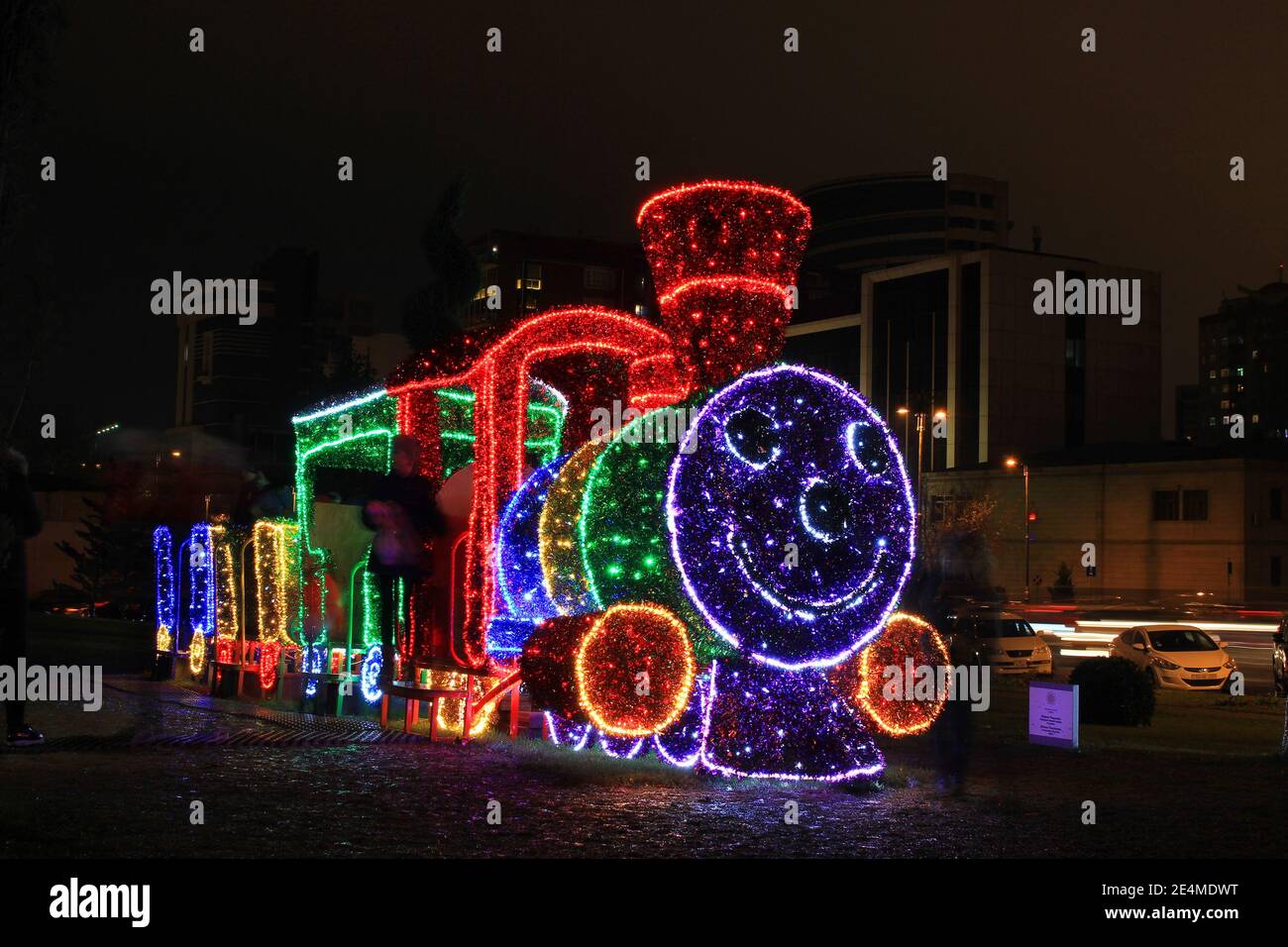 Aserbaidschan. Baku. 12.31.2018 Jahre. Neujahrsdampflokomotive im Stadtpark. Stockfoto