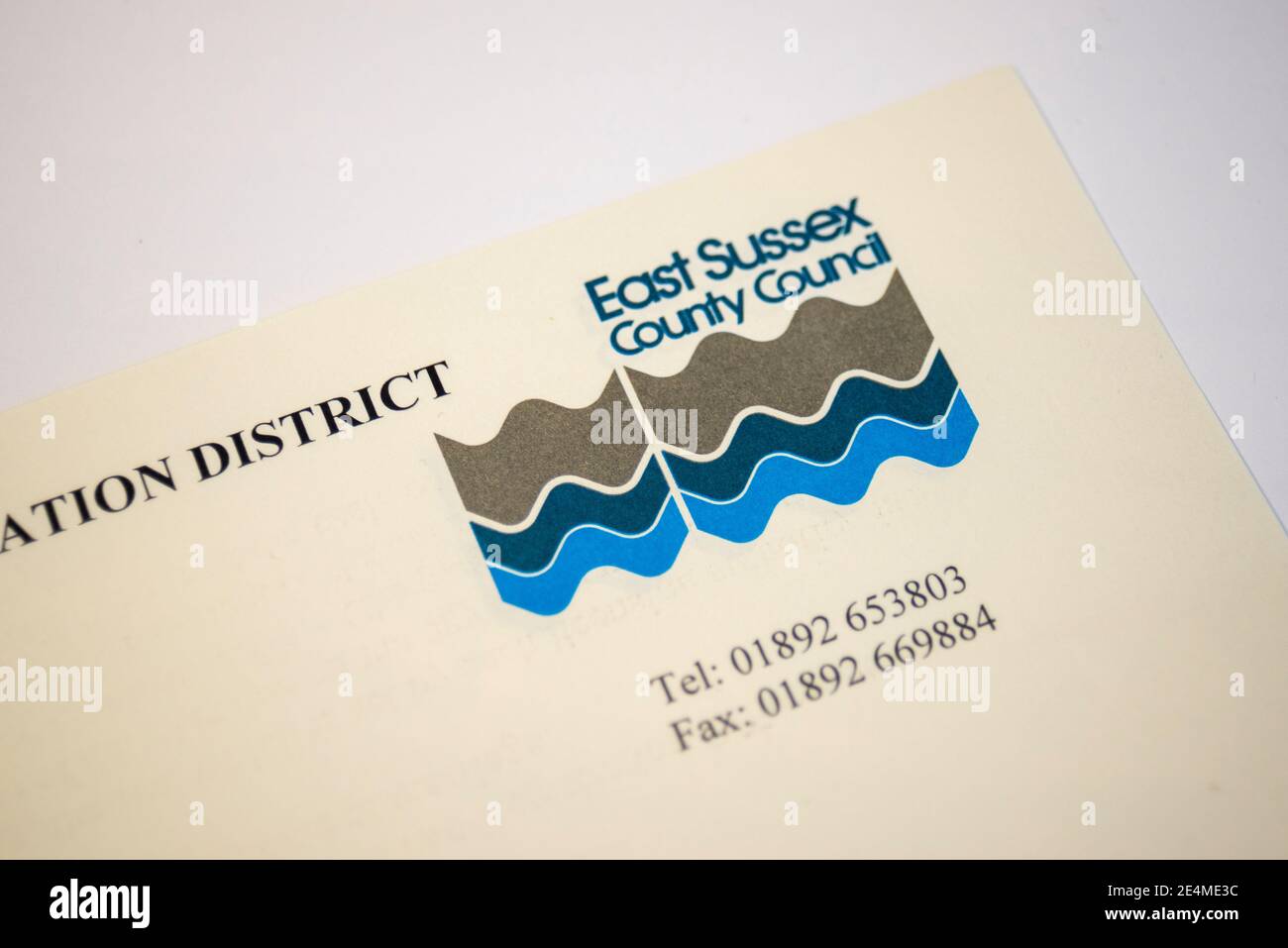 East Sussex County Council Brief Überschrift. Die gewellten Linien des Logos spiegeln die Welle auf unserem Wappen wider und symbolisieren den weald, die Tiefen und das Meer Stockfoto