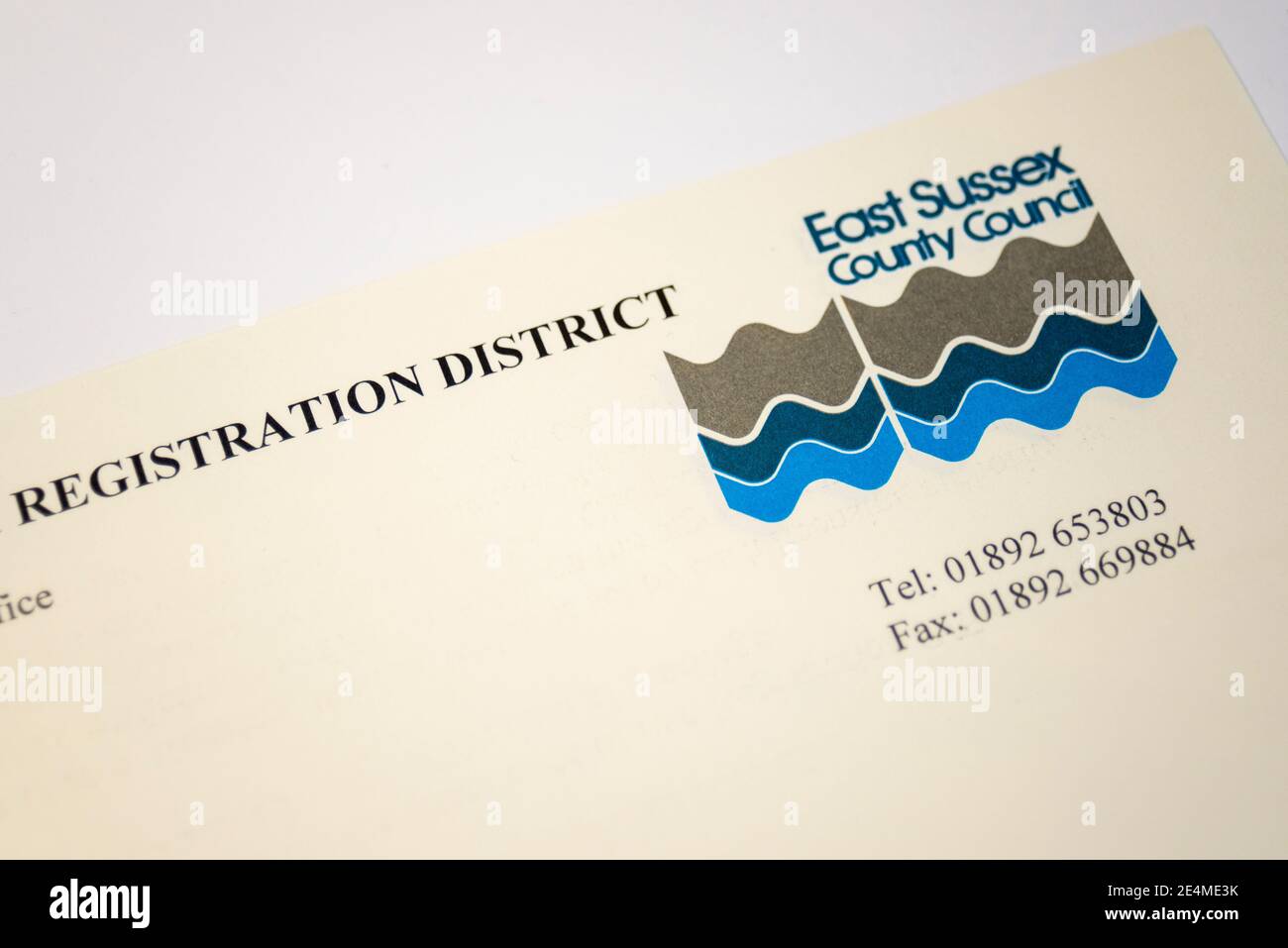 East Sussex County Council Brief Überschrift. Die gewellten Linien des Logos spiegeln die Welle auf unserem Wappen wider und symbolisieren den weald, die Tiefen und das Meer Stockfoto