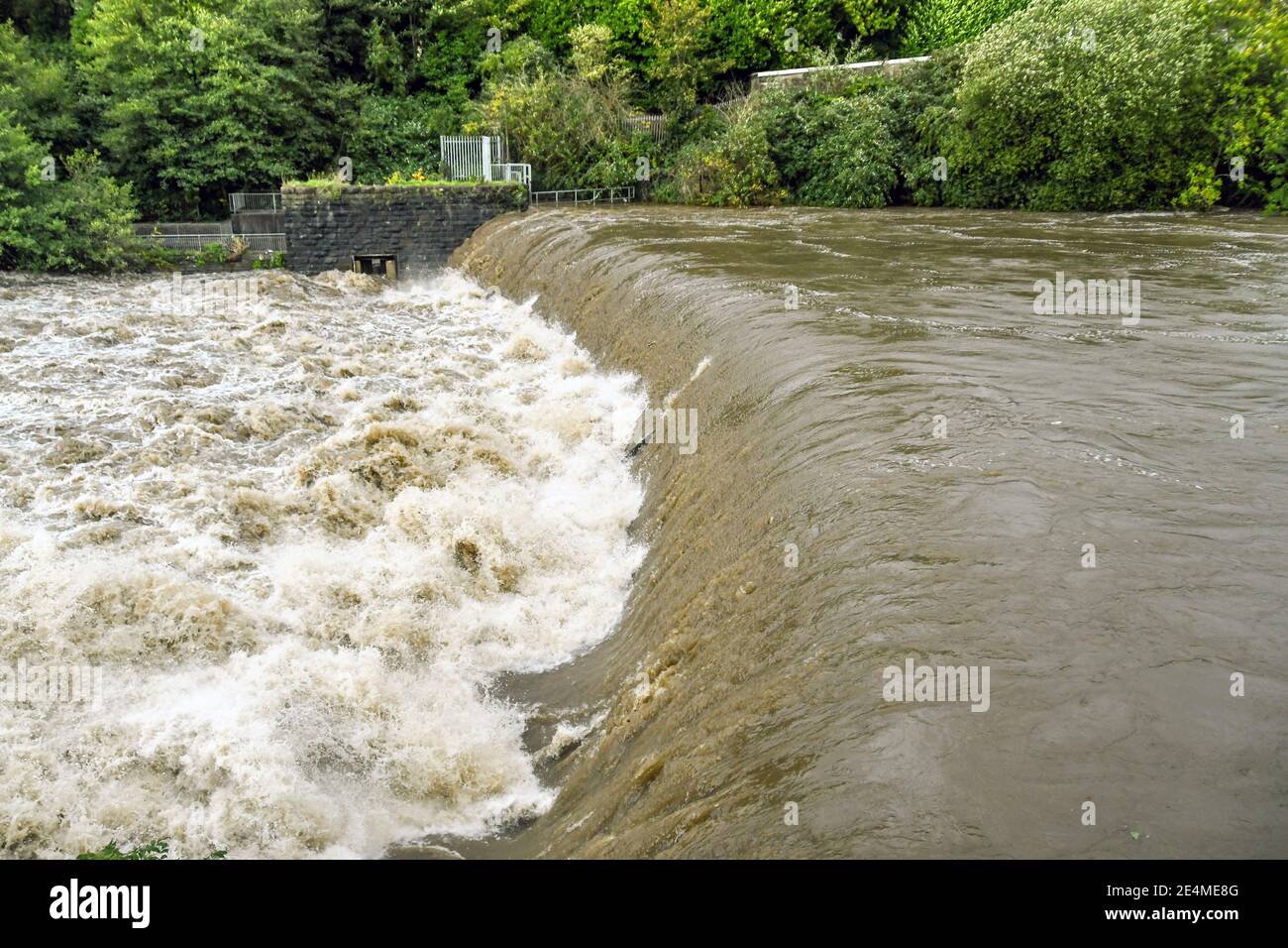 Extrem turbulentes Flutwasser auf einem Fluss an einem Wehr danach Ein Sturm Stockfoto