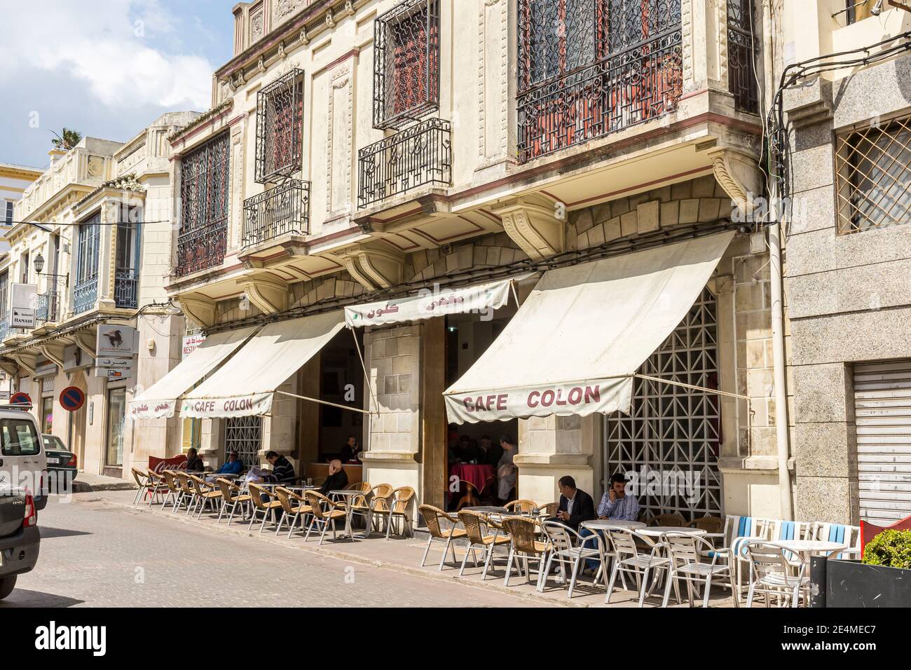 Einheimische genießen Minztee im beliebten Cafe Colon in der Rue de la Kasbah in Tanger, Marokko Stockfoto