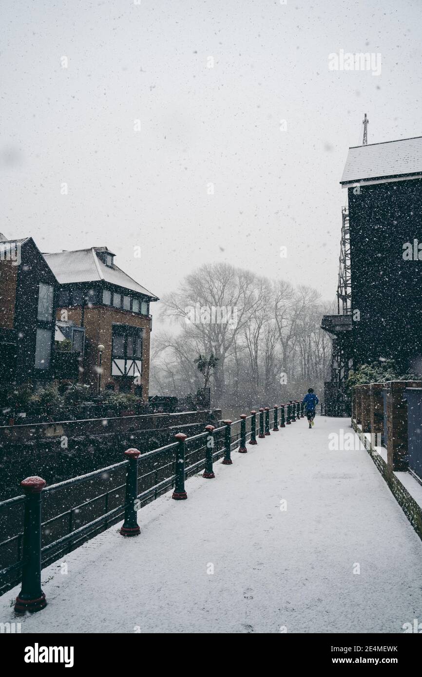 Richmond upon Thames, London - 2021.01.24: Die Straßen von West London waren am Sonntagmorgen im Schnee Stockfoto