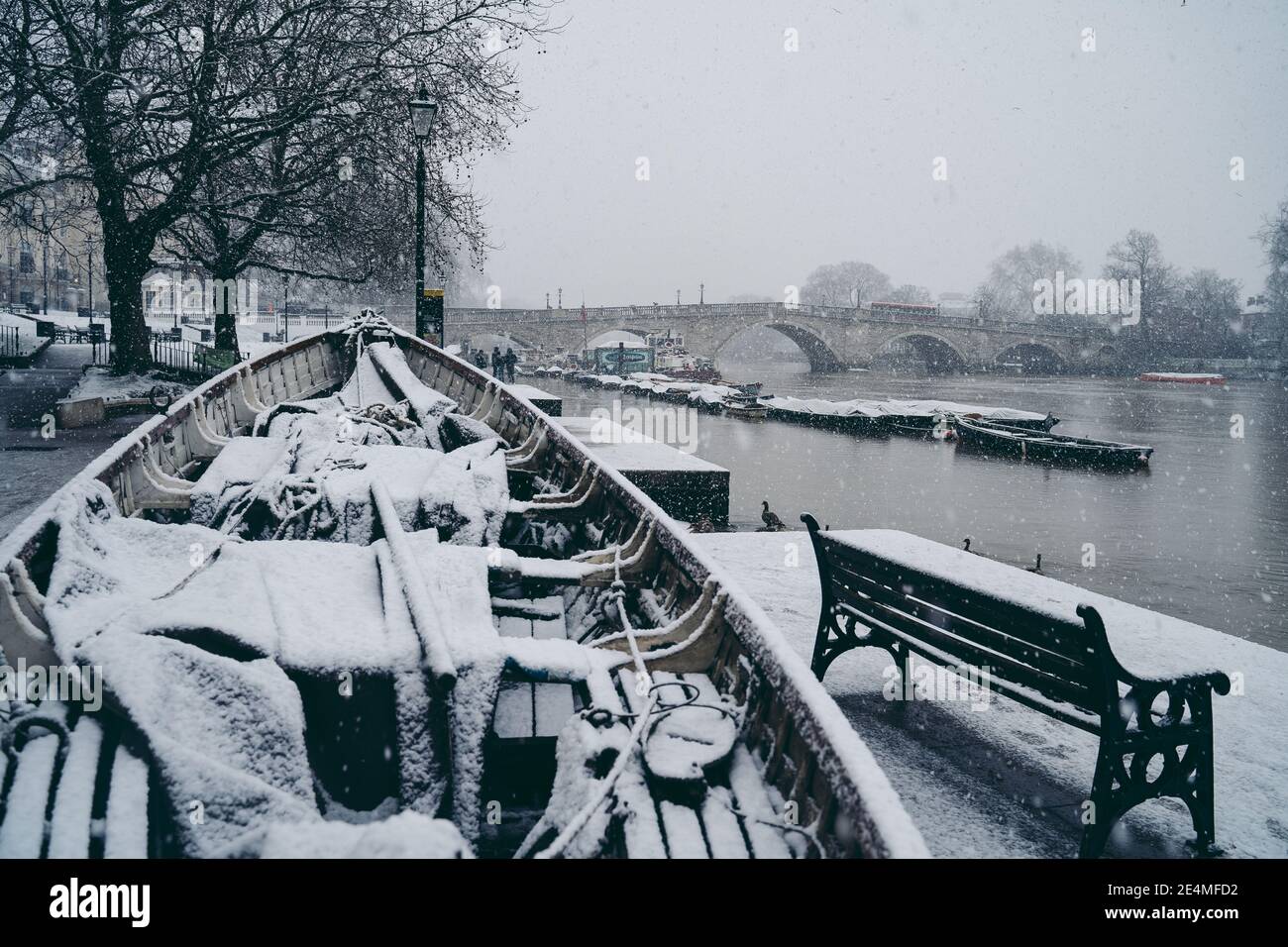 Richmond upon Thames, London - 2021.01.24: Richmond Bridge am kalten, verschneiten Wintersonntag Stockfoto