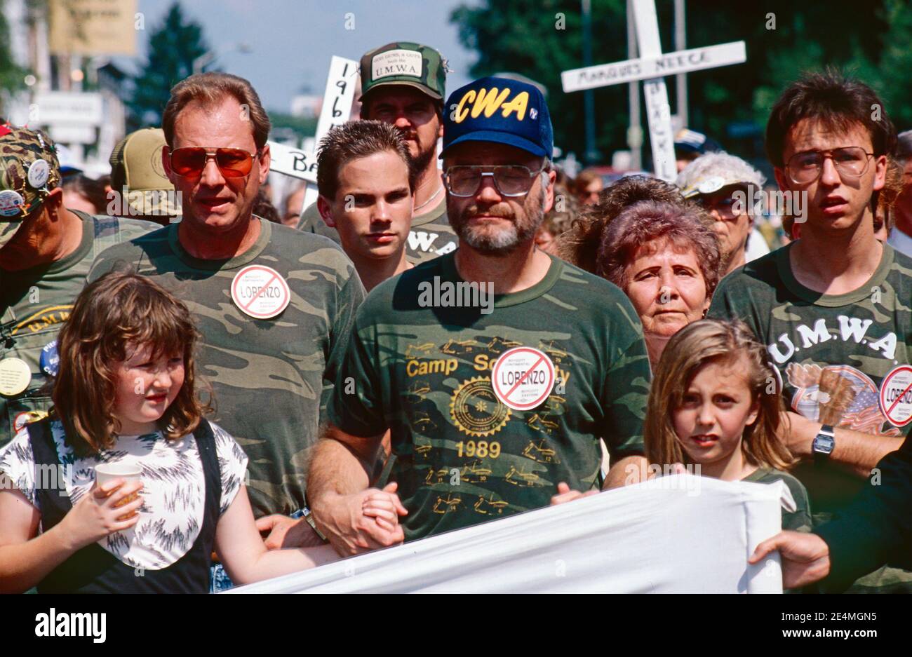 Abingdon, Virginia - Cecil Roberts, Vizepräsident der United Mine Workers, führt einen marsch während des Streiks der Gewerkschaft gegen die Pittston Coal Company im Jahr 1989-1990 an. Die Gesundheitsversorgung war das Hauptthema des Streiks. Während des Streiks schlossen sich Mitglieder anderer Gewerkschaften den Bergleuten im Solidaritätslager der Gewerkschaft an. (Roberts wurde 1995 Präsident von UMW..) Stockfoto