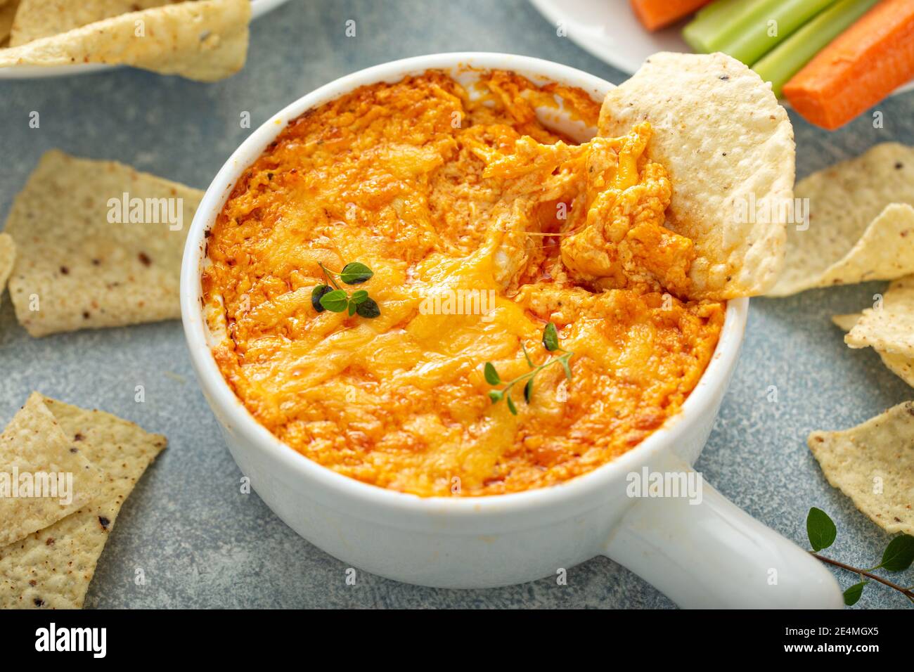 Buffalo Chicken Dip mit Chips Stockfoto