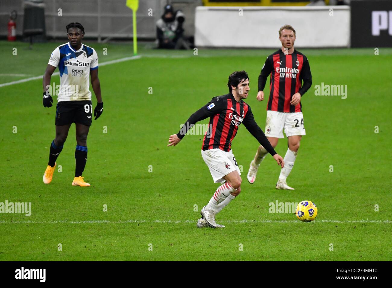 Mailand, Italien. Januar 2021. Sandro Tonali (8) von AC Mailand gesehen in der Serie EIN Spiel zwischen AC Mailand und Atalanta in San Siro in Mailand. (Foto Kredit: Gonzales Foto/Alamy Live News Stockfoto