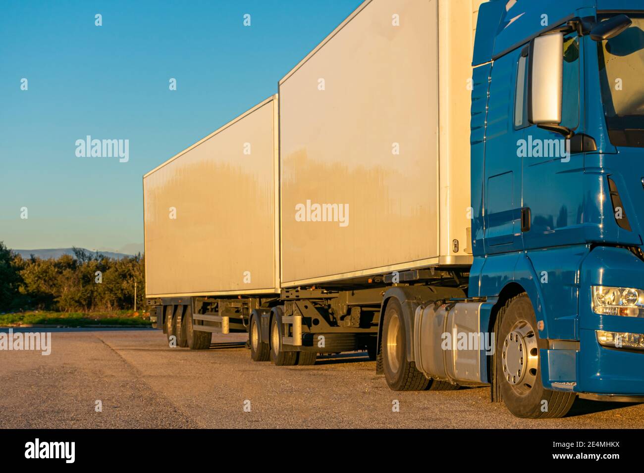 Straßenzug oder EMS (europäisches Baukastensystem), Mega-LKW mit zwei Sattelaufliegern, die für den Transport von 60 Tonnen zugelassen sind. Stockfoto