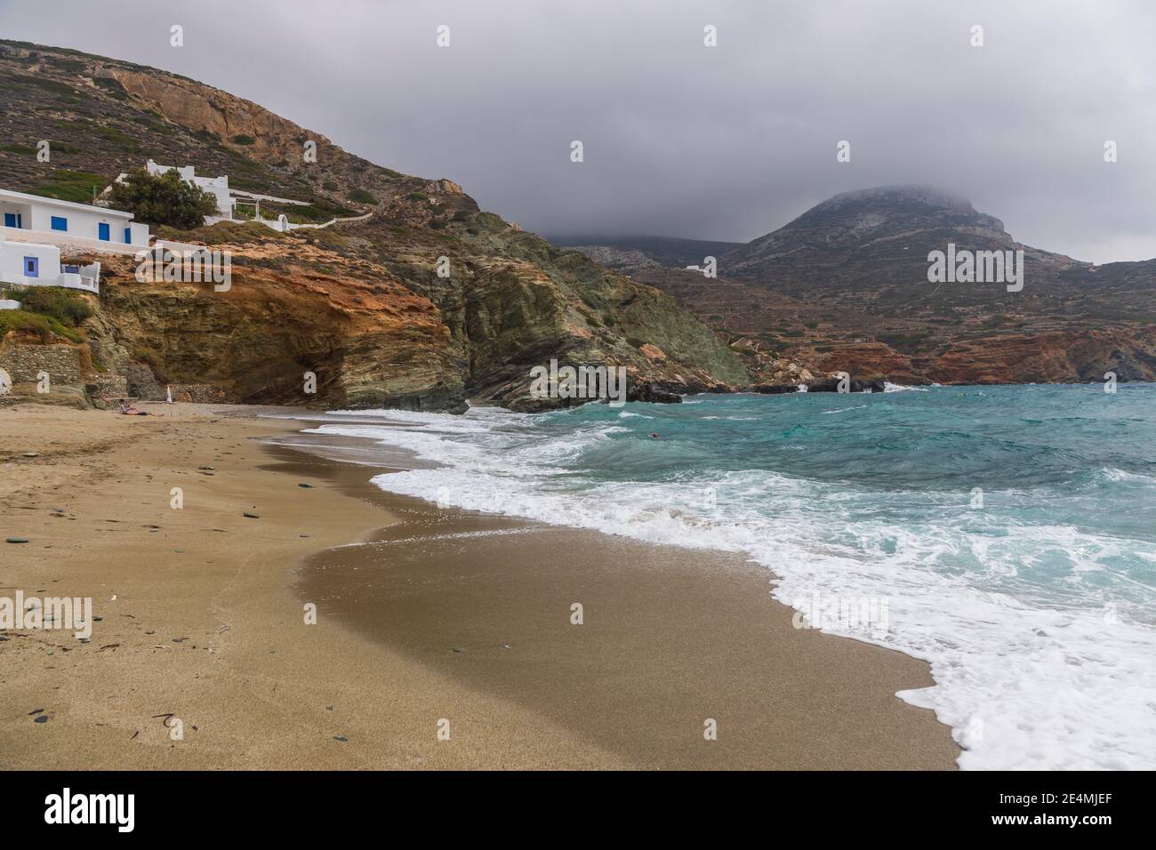 Blick auf die Küste und den Strand von Agkali der Insel Folegandros. Ägäis, Kykladen Archipel, Griechenland. Stockfoto