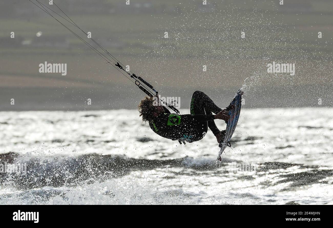 Kite Surfer in der Luft schweben Stockfoto