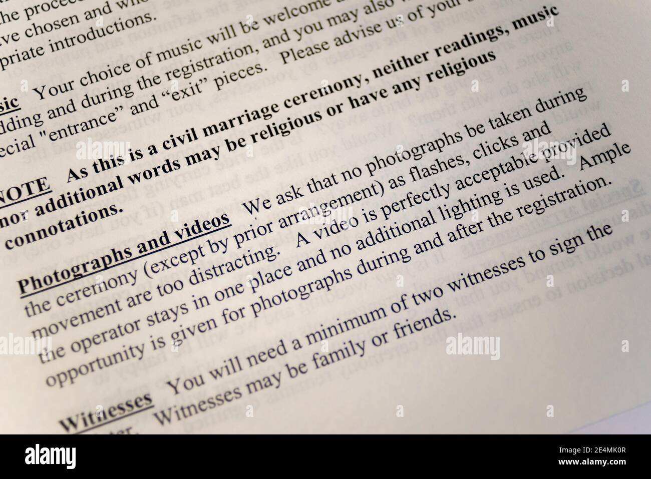 Verbot der Fotografie und Akzeptanz der Videografie bei der standesamtlichen Trauung. Anleitung für die standesamtliche Trauung Braut und Bräutigam. Nicht religiöse Hochzeit Stockfoto