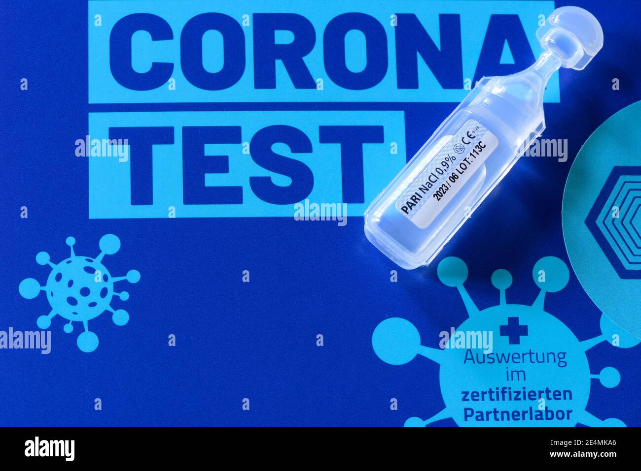 Corona Set Test für unabhängige Probenahme und Auswertung im Labor Stockfoto