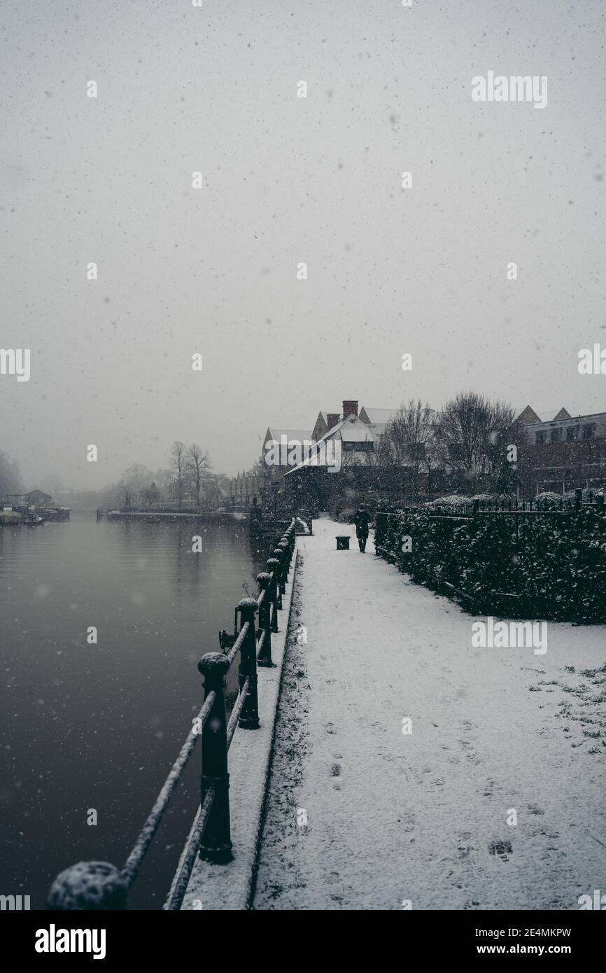 Richmond upon Thames, London - 2021.01.24: Die Straßen von West London waren am Sonntagmorgen im Schnee Stockfoto