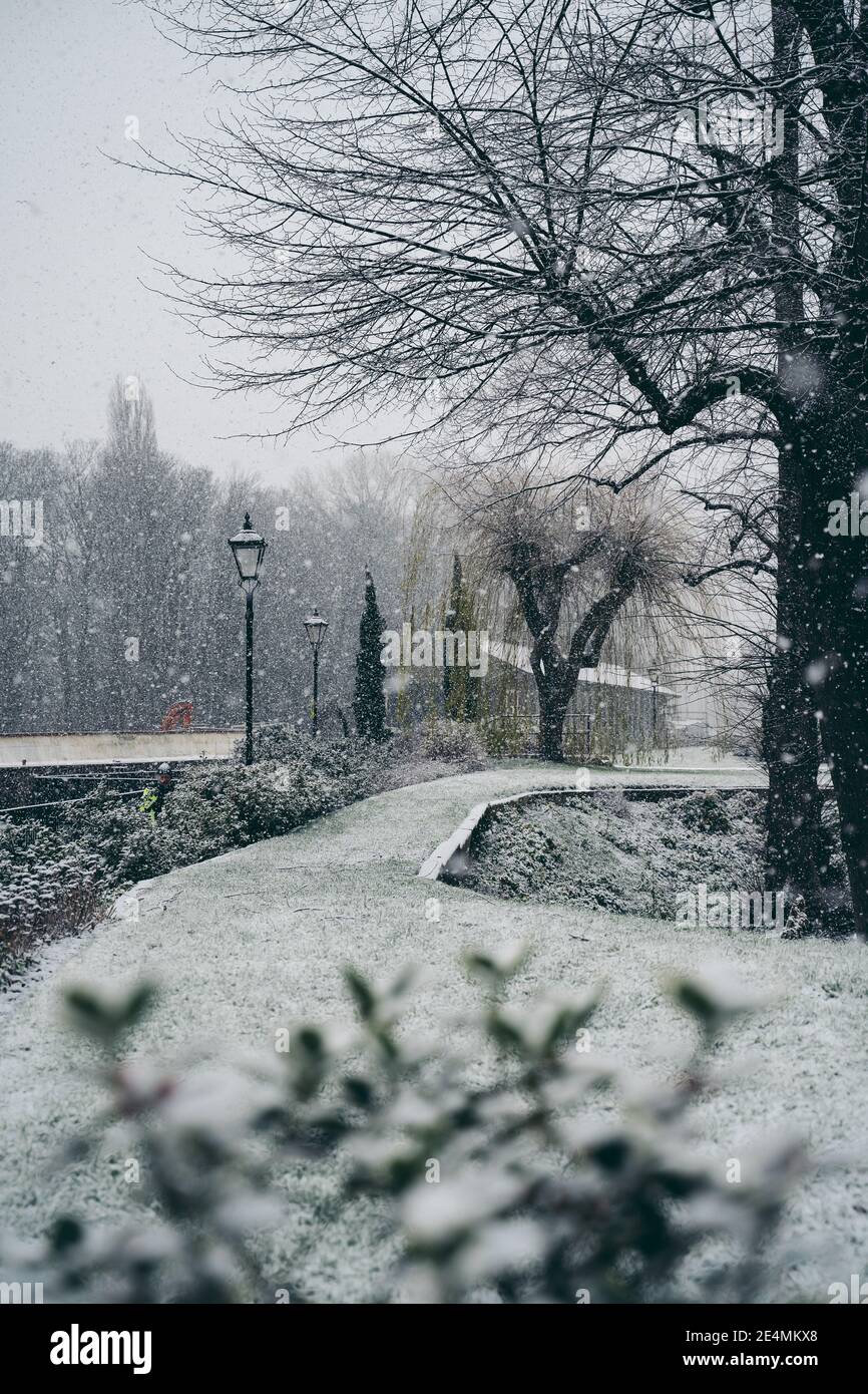 Richmond upon Thames, London - 2021.01.24: Schöner Garten mit Schnee bedeckt im Winter Sonntagmorgen Stockfoto