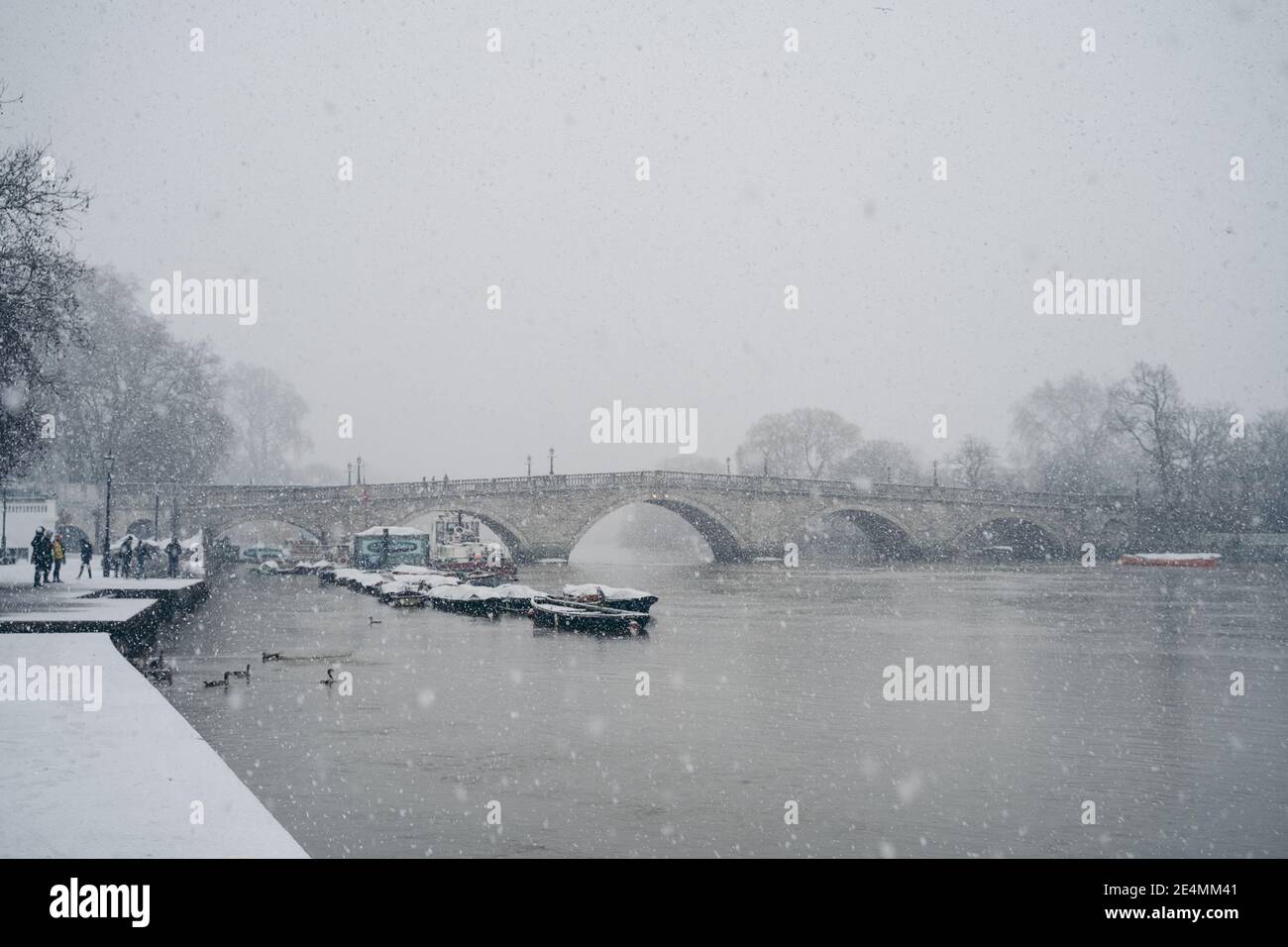 Richmond upon Thames, London - 2021.01.24: Richmond Bridge am kalten, verschneiten Wintersonntag Stockfoto