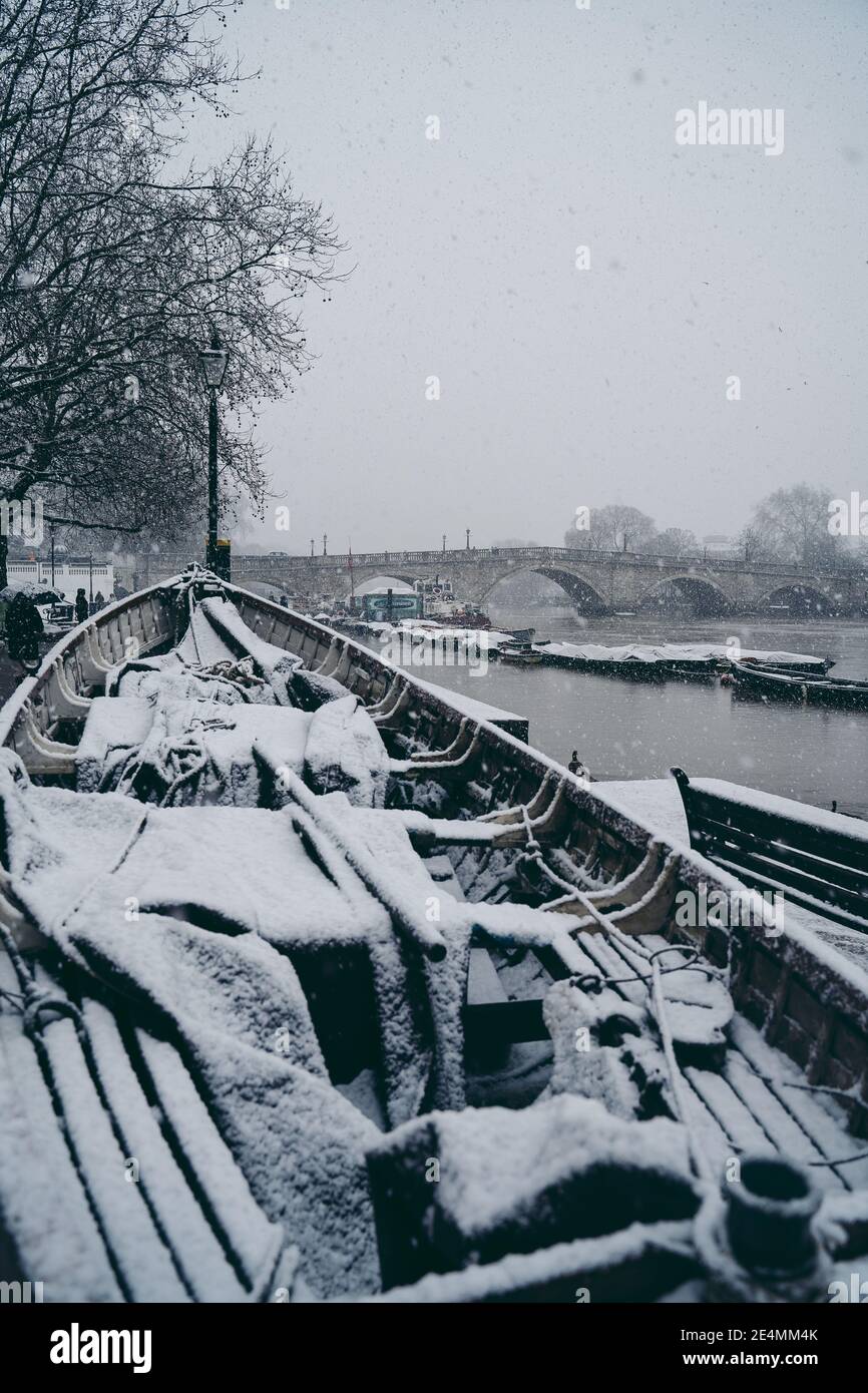 Richmond upon Thames, London - 2021.01.24: Richmond Bridge am kalten, verschneiten Wintersonntag Stockfoto