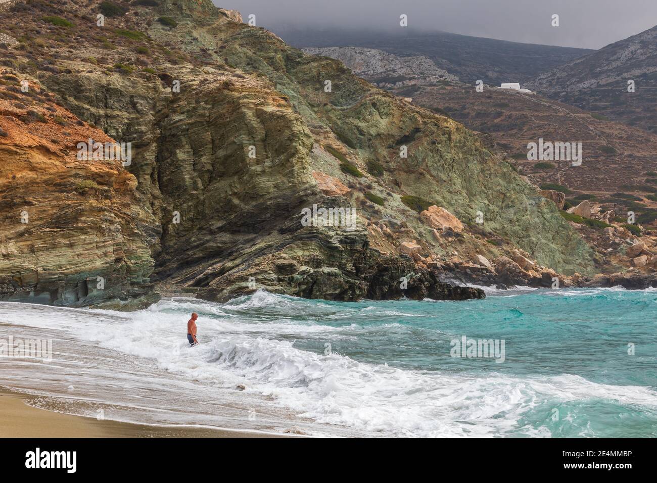 Agkali Beach, Insel Folegandros, Griechenland - 24. September 2020: Touristen schwimmen im Meer und entspannen am Strand. Beliebter Sandstrand. Stockfoto