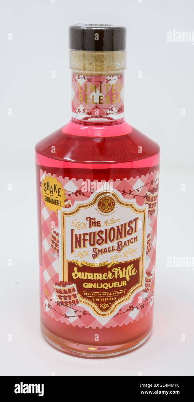 Reading, Vereinigtes Königreich - Dezember 20 2020: Eine Flasche Summer Trifle Gin Liqueur von The Infusionist Stockfoto