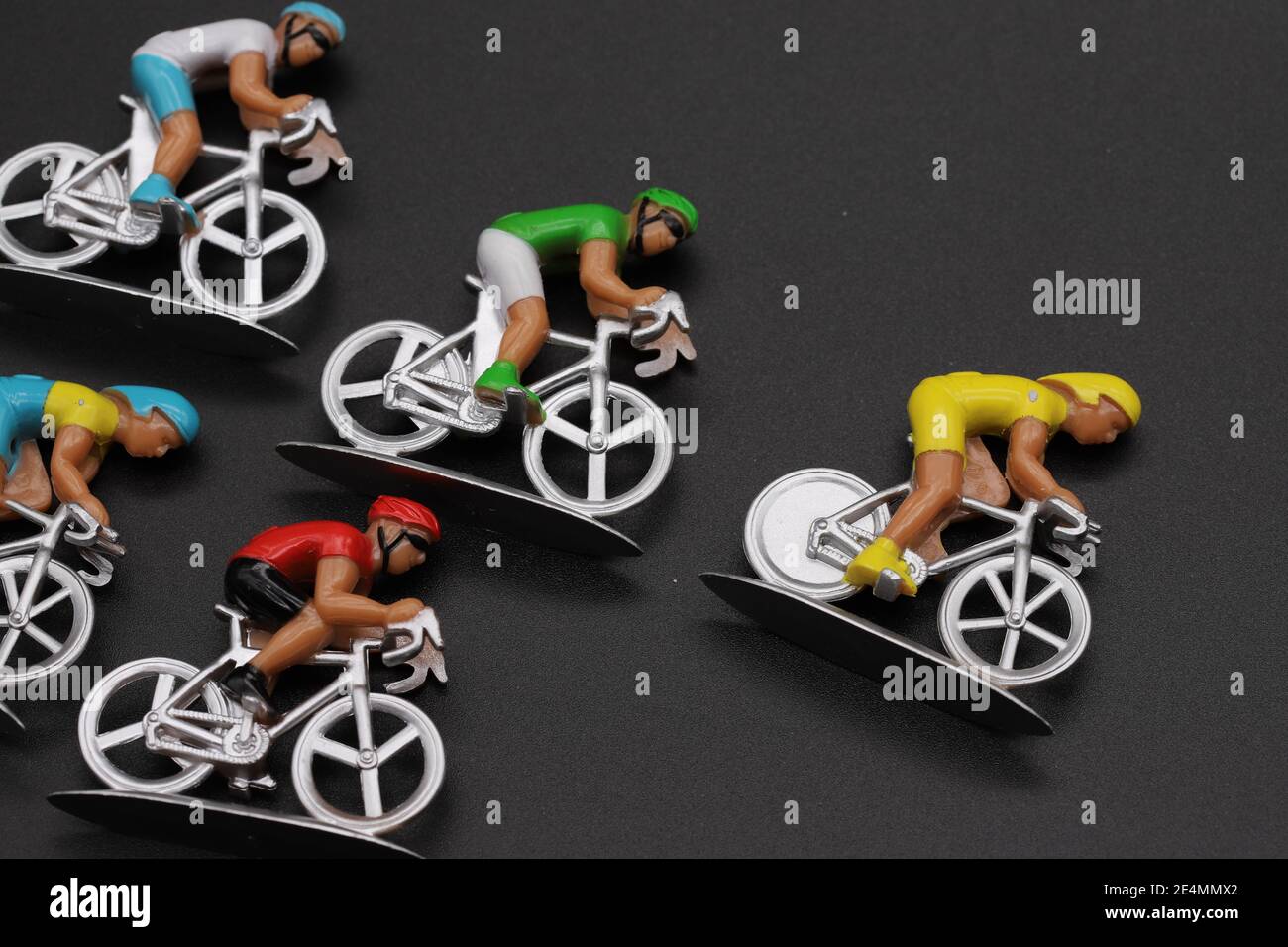 Miniatur-Modell Radfahrer Rennen einander. Stockfoto