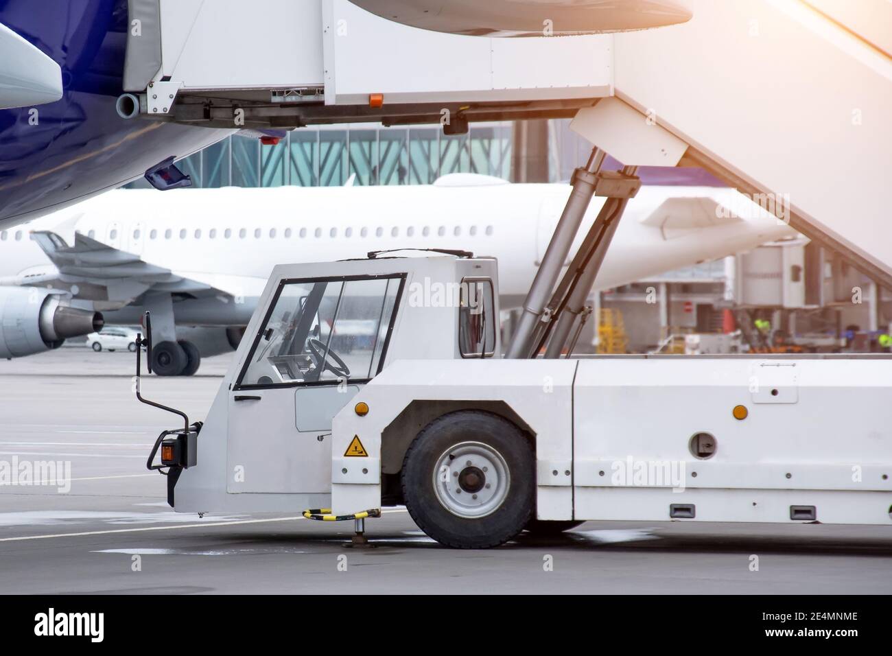 Blick auf Passagierflugzeuge am Flughafen mit Rampe Auf dem Parkplatz Stockfoto