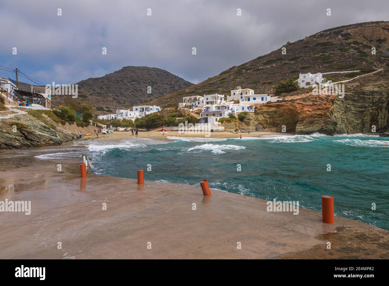 Agkali Beach, Insel Folegandros, Griechenland - 24. September 2020: Touristen schwimmen im Meer und entspannen am Strand. Beliebter Sandstrand. Stockfoto