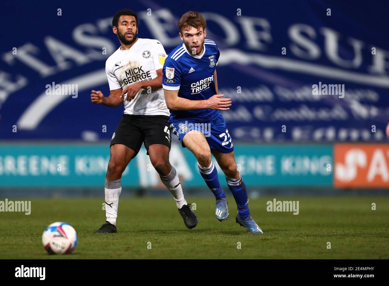 Aaron Drinan aus Ipswich Town und Nathan Thompson aus Peterborough United - Ipswich Town / Peterborough United, Sky Bet League One, Portman Road, Ipswich, UK - 23. Januar 2021 nur für redaktionelle Verwendung - es gelten die DataCo-Einschränkungen Stockfoto