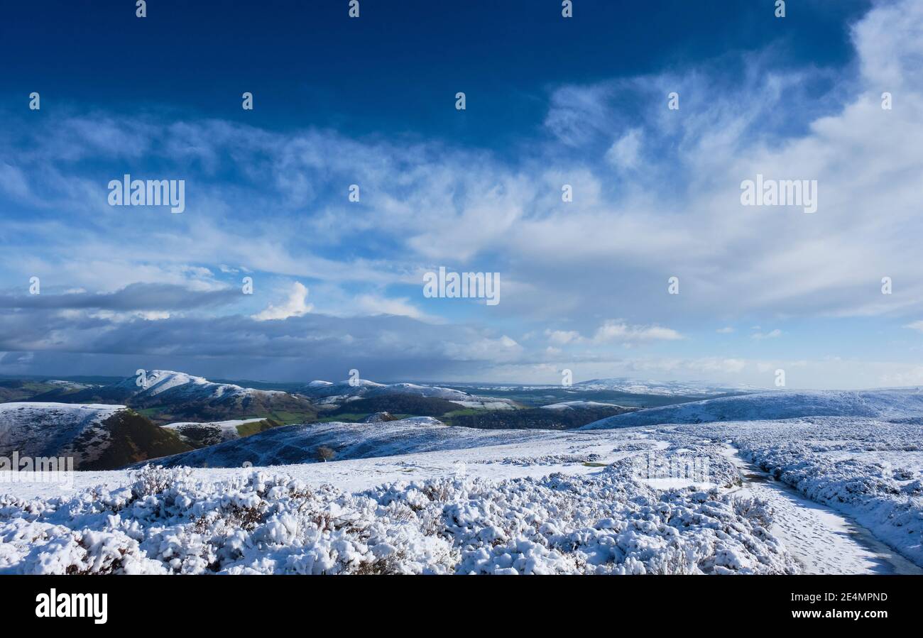 CAER Caradoc, Hope Bowdler Hill und Brown Clee Hill im Schnee von der Long Mynd, Church Stretton, Shropshire gesehen Stockfoto
