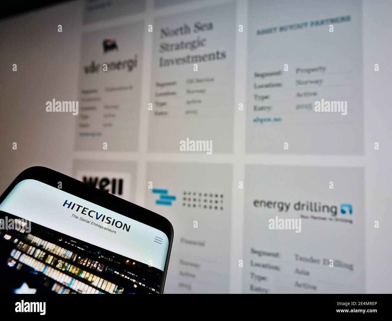 Handy mit Business-Website und Logo der norwegischen Investmentgesellschaft HitecVision ALS auf dem Display. Konzentrieren Sie sich auf die obere Mitte des Telefonbildschirms. Stockfoto