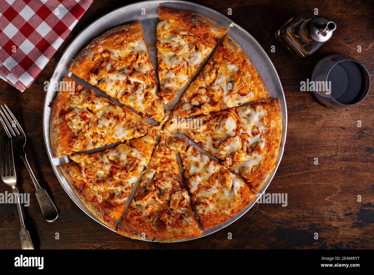 BBQ Hähnchenpizza in Scheiben geschnitten Stockfoto