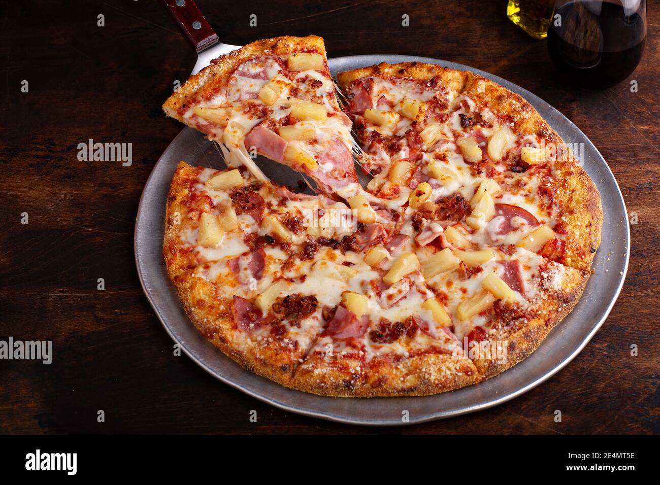 Hawaiianische Pizza mit Schinken und Ananas Stockfoto