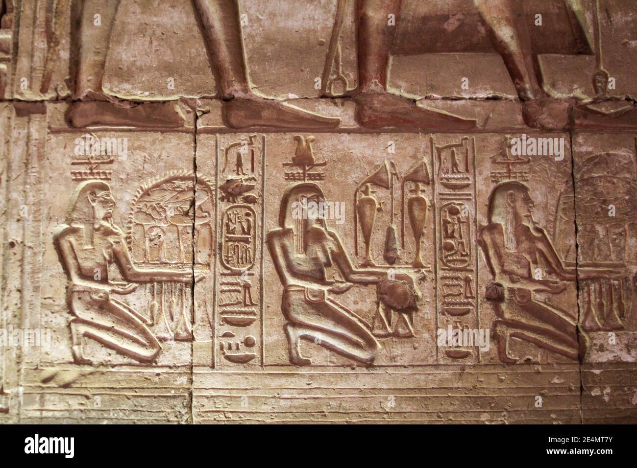 Reliefbilder im Tempel von Sethos I in Abydos, Ägypten Stockfoto