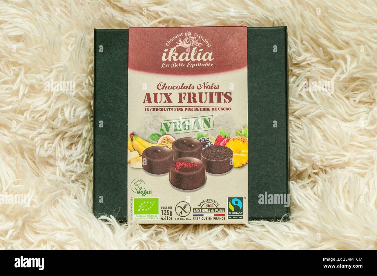 Vegane Pralinen-Box, ikalia, Chocolats noirs aux fruits Stockfoto