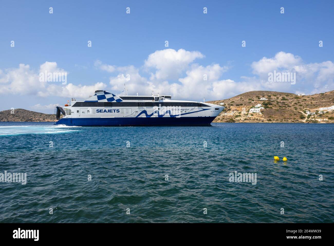 IOS, Griechenland - 19. September 2020 - Weltmeister Jet Seajets, eine der schnellsten Hochgeschwindigkeitsfähren, kommt im Hafen von iOS Island, Griechenland an Stockfoto