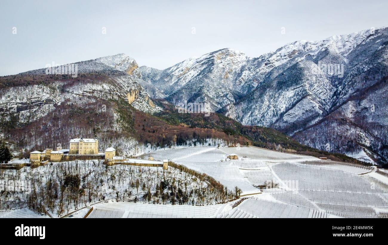 Schloss Thun, Italien, Trentino-Südtirol, Norditalien, Europa. Mittelalterliche Burg in Italien mit Garten und Verteidigungsmauern. Winterlandschaft Stockfoto