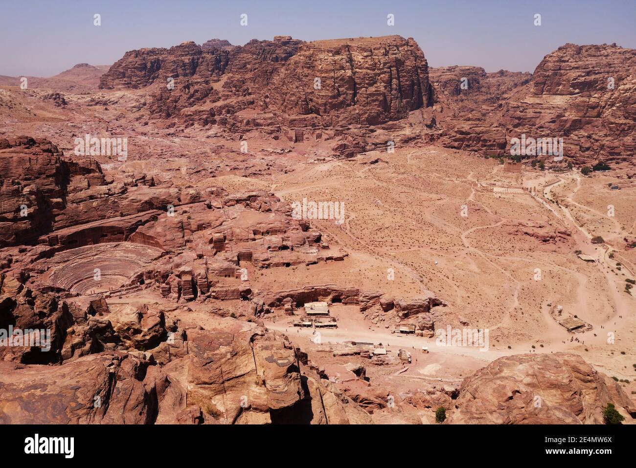 Atemberaubender Blick auf das Amphitheater und die Stadtlandschaft von Petra Stockfoto