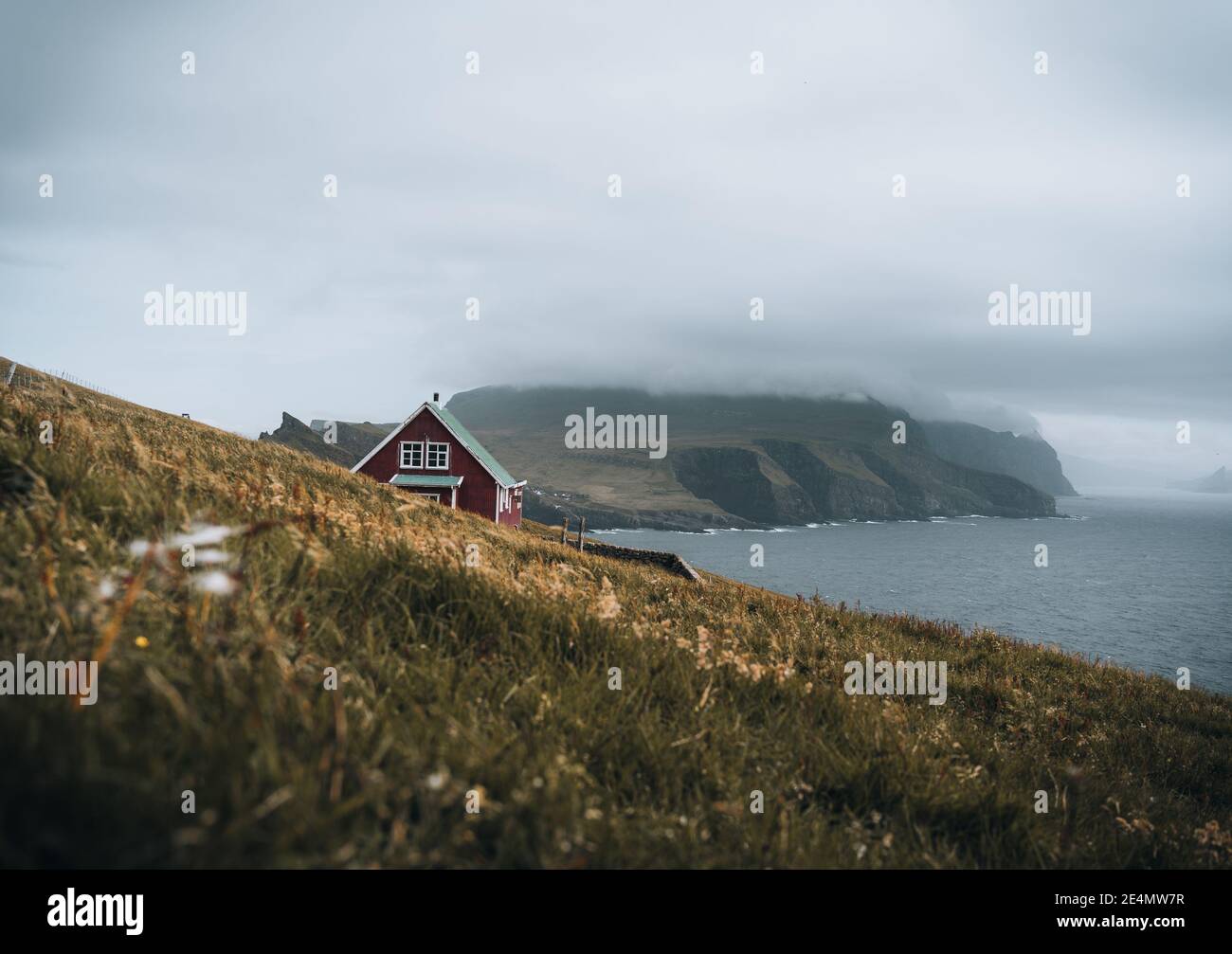 Mykene Insel Blick zum Leuchtturm auf der Insel Mykines Holmur, Färöer Insel ein ...