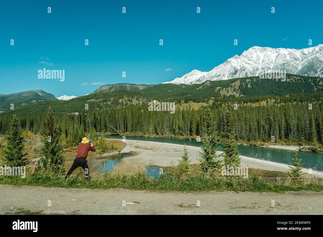 Tourist, der ein Bild der schönen Landschaft in der kanadischen Rocky Mountains Stockfoto