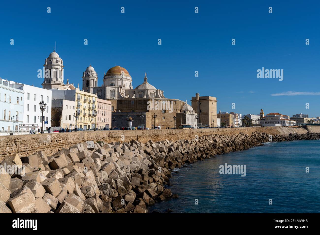 Cadiz, Spanien - 16. Januar 2021: Stadtansicht des historischen Stadtzentrums von Cadiz Stockfoto