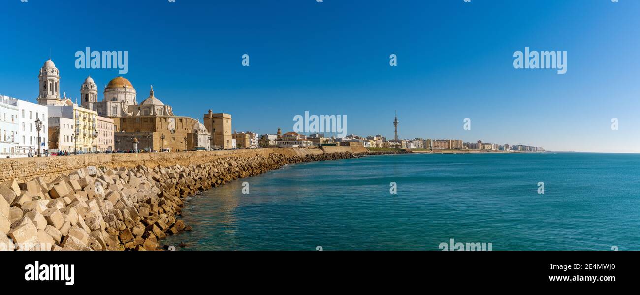 Cadiz, Spanien - 16. Januar 2021: Panorama-Stadtansicht der Altstadt von Cadiz Stockfoto