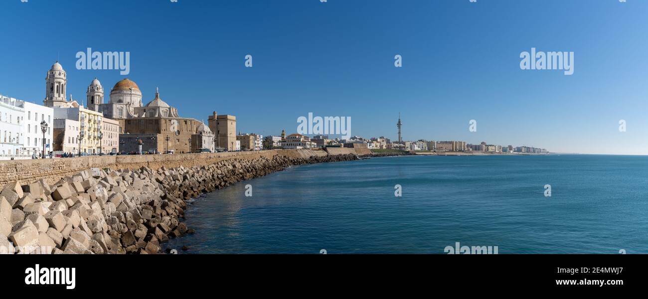 Cadiz, Spanien - 16. Januar 2021: Panorama-Stadtansicht der Altstadt von Cadiz Stockfoto