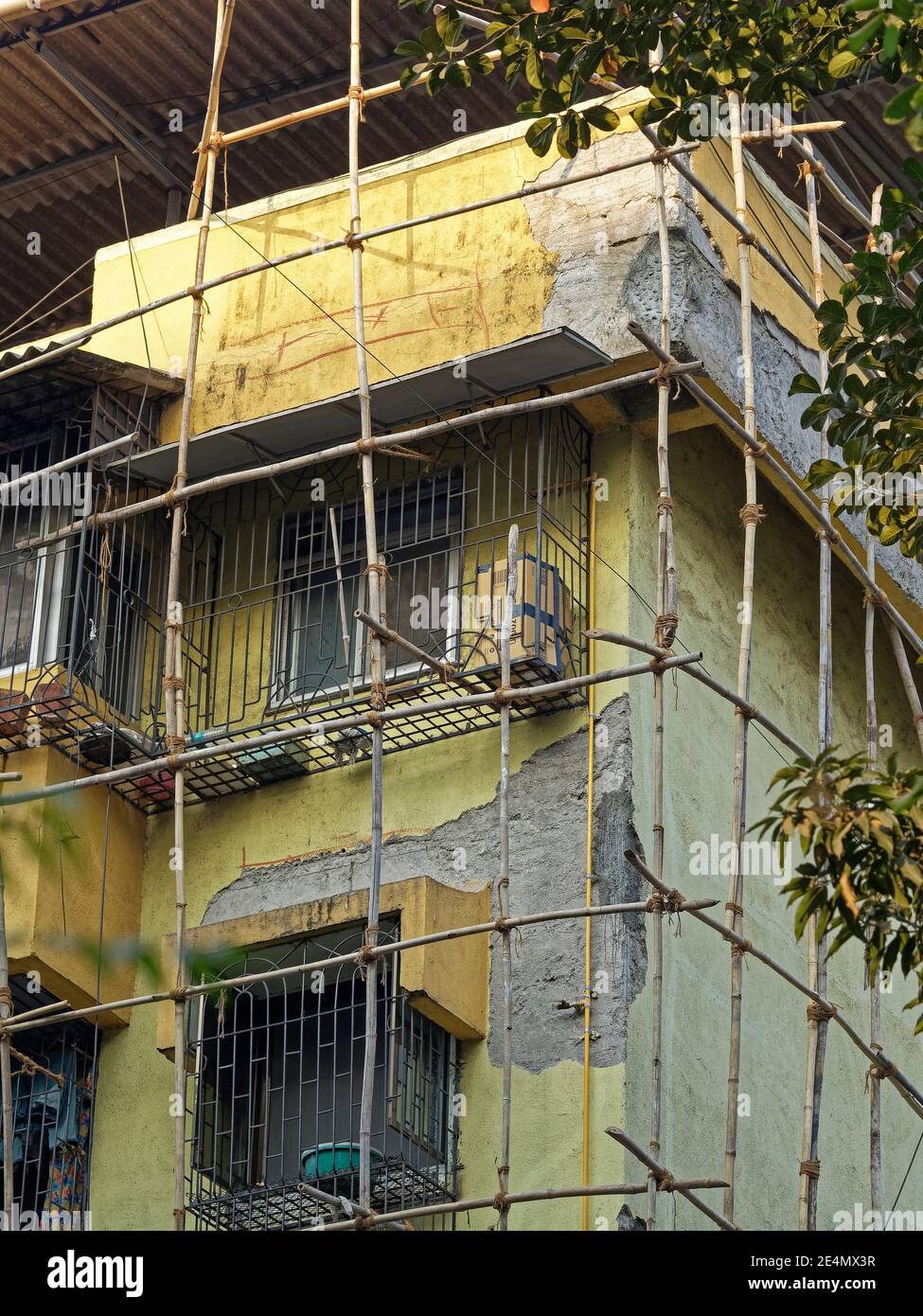 24 Jan 2021 Bambusgerüst auf fünfundzwanzig Jahre alt 4-stöckiges Gebäude Gating strukturelle Reparaturarbeiten auf Lokgram Kalyan Maharashtra Indien Stockfoto