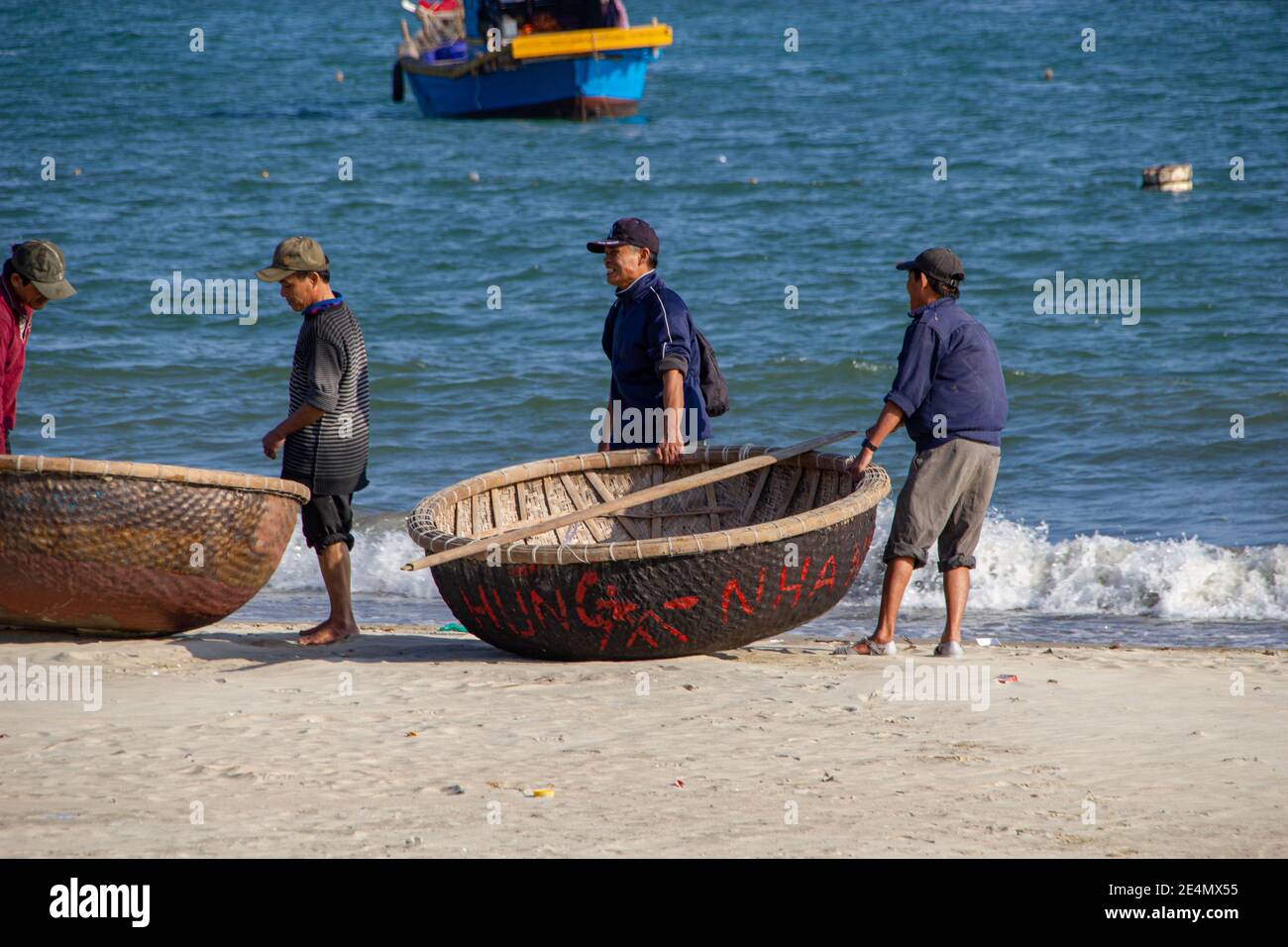 Bien Dong Bay (Vietnam)-februar 2,2020-Vietnamesische Fischer gehen aufs Meer In typischen Rundbooten bei Da Nang Stockfoto