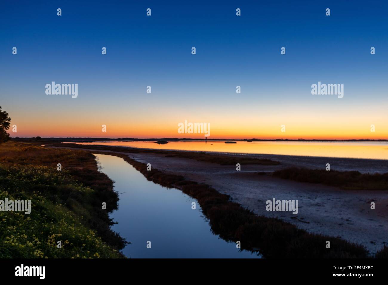 Schöner Einbruch der Dunkelheit mit einem bunten Himmel über Feuchtgebieten und Kanälen Naturlandschaft Stockfoto