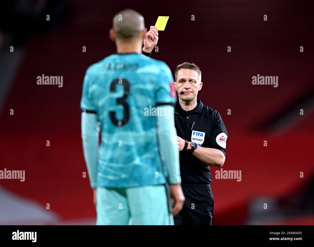 Schiedsrichter Craig Pawson (rechts) zeigt Liverpools Fabinho eine gelbe Karte während des vierten Spiels des Emirates FA Cup in Old Trafford, Manchester. Bilddatum: Sonntag, 24. Januar 2021. Stockfoto Schiedsrichter Craig Pawson (rechts) zeigt Liverpools Fabinho eine gelbe Karte während des vierten Spiels des Emirates FA Cup in Old Trafford, Manchester. Bilddatum: Sonntag, 24. Januar 2021. Stockfoto