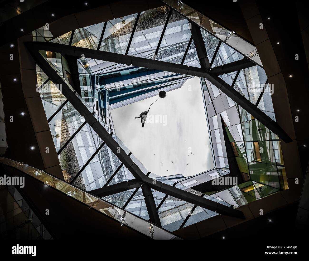 Das futuristische Cube-Gebäude in Birmingham hat mit Menschen ein offenes Dach Schweben mit einem Ballon in den Himmel und Vögel Fliegen über Glasfenster modern Stockfoto