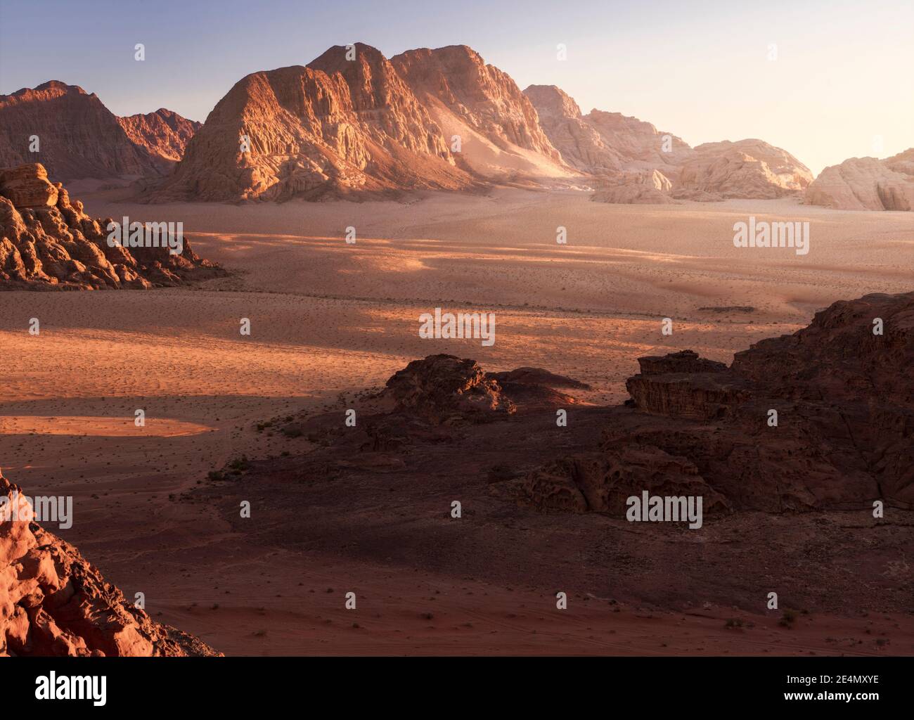 Sonnenuntergang in der Wadi Rum Wüste, mit Blick auf weite Sandflächen und Klippen. Stockfoto