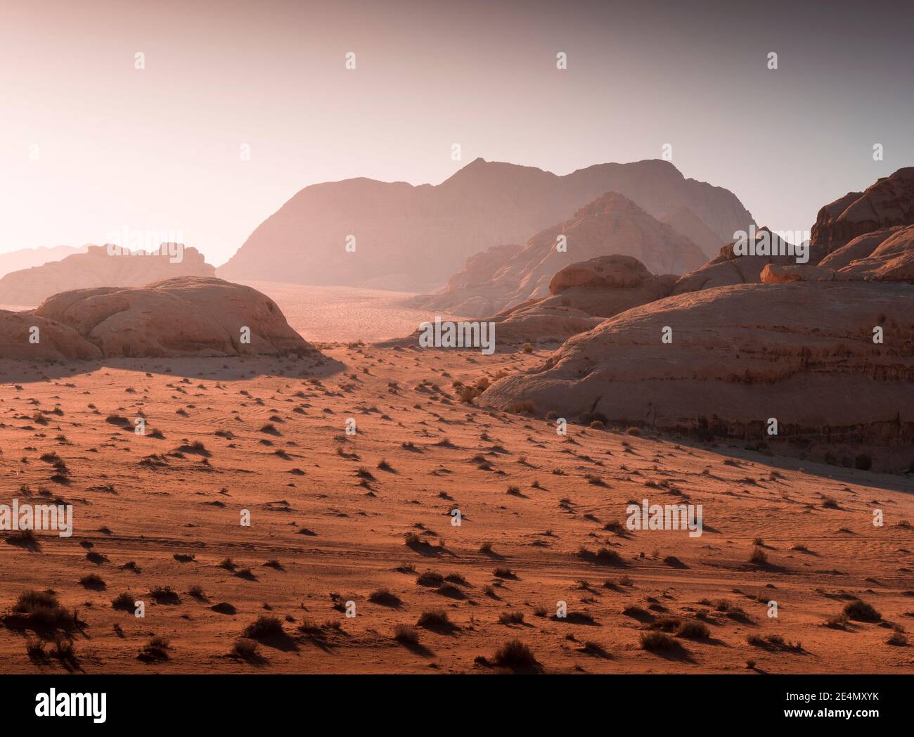 Sonnenuntergang in der Wadi Rum Wüste, mit Blick auf weite Sandflächen und Klippen. Stockfoto