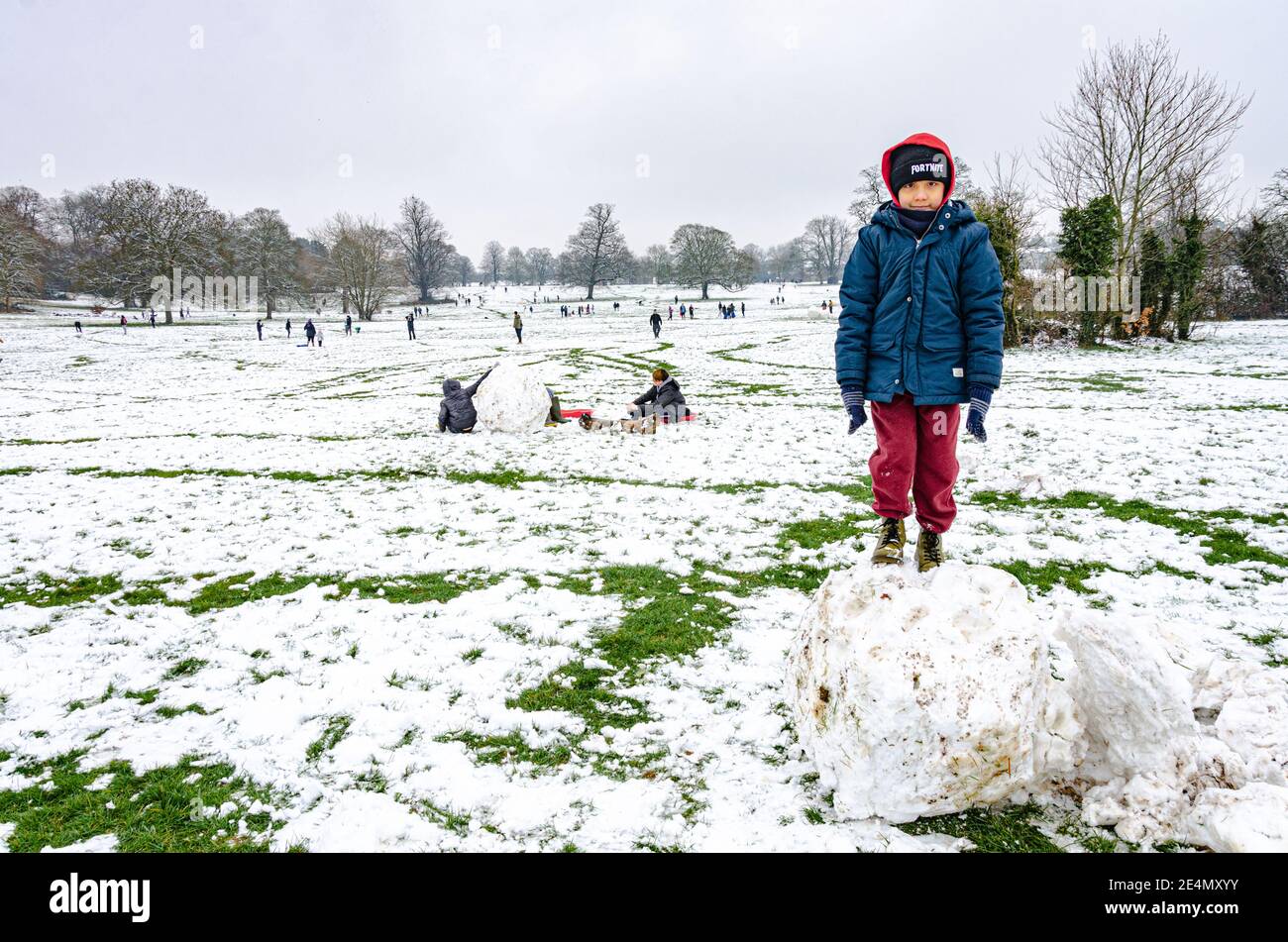 Die Menschen genießen den Schnee in Prospect Park, Reading, Berkshire, Großbritannien. Obwohl es eine Coronavirus-Sperre gibt, genießen die Menschen ihre Bewegung. Stockfoto