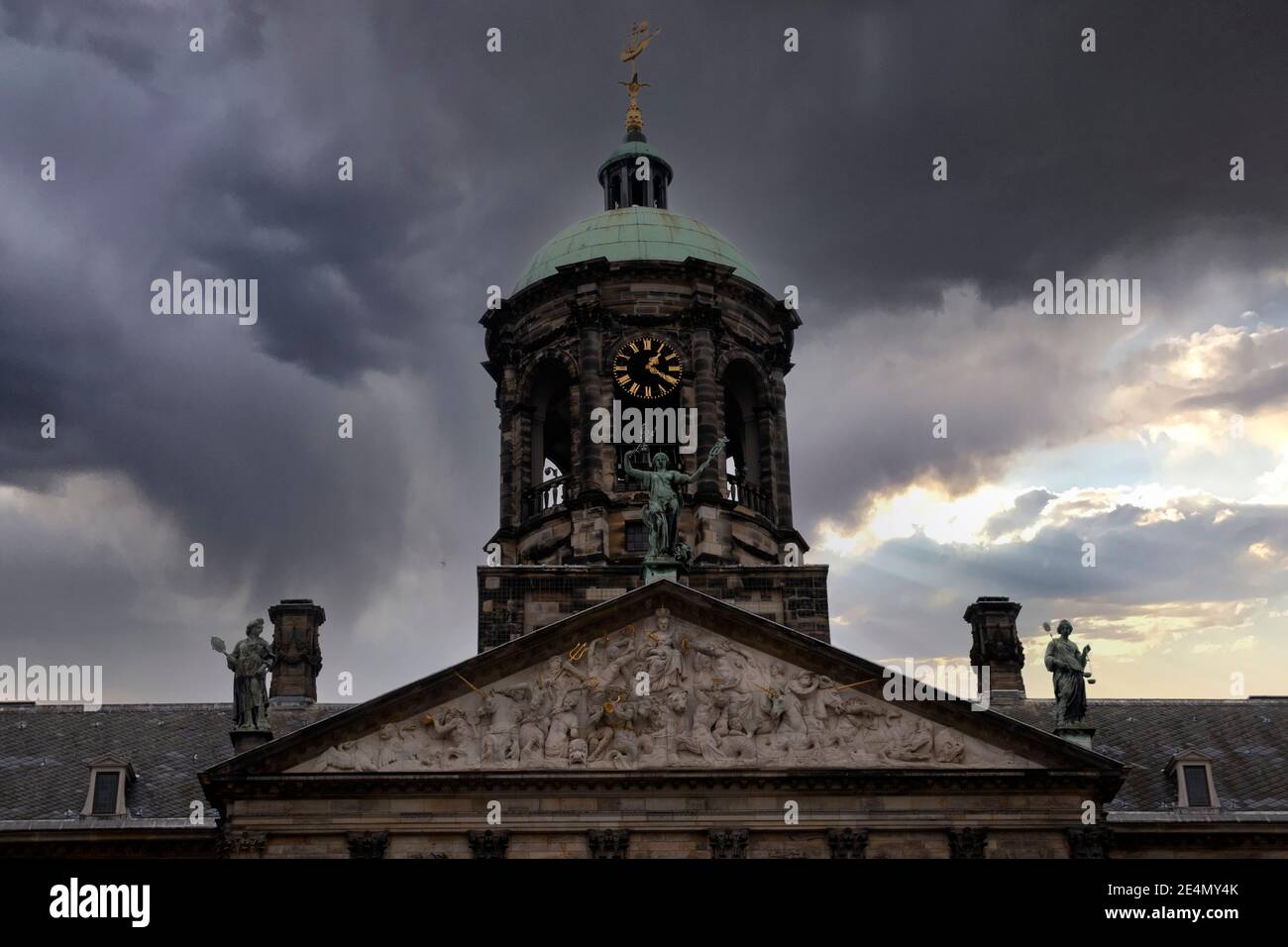 Giebel und Turm des Königspalastes in Amsterdam Niederlande 20-1-2021 Stockfoto
